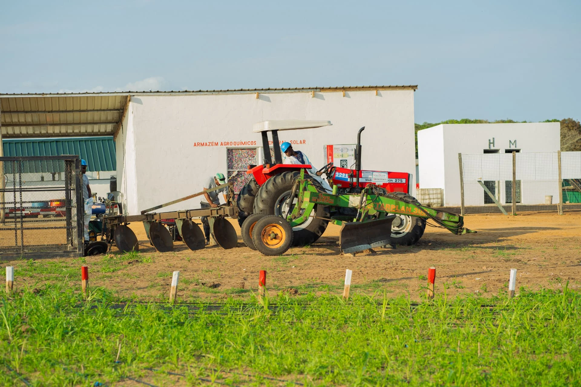 Trator e maquinaria agrícola em preparação de campos no Centro Agro-Industrial da Manhiça